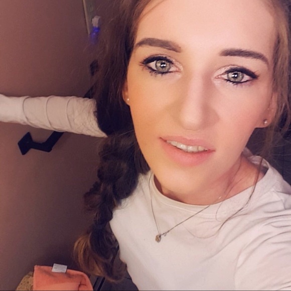 Meet your Posher, Jolene 💎 - Picture 5 of 9